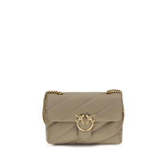 Vista frontal del bolso bandolera gris de cuero de becerro PINKO con la distintiva hebilla Love Birds de metal en tono plateado.