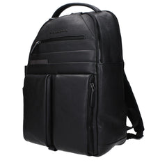 Profil boczny plecaka Piquadro w kolorze czarnym ze skóry, podkreślający smukłą sylwetkę i ergonomiczne szelki.