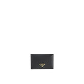 Porta-cartões de couro preto de Prada com o icónico logótipo triangular de esmalte numa vista frontal de couro liso.