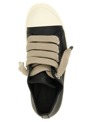 Detailní pohled na texturu Rick Owens dvoubarevných tenisek, který ukazuje jemnou strukturu vysoce kvalitní italské kůže.
