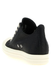 Zadní pohled na Rick Owens dvoubarevné tenisky, který zdůrazňuje precizní prošívání a zvýšenou konstrukci paty.
