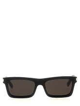 Saint Laurent Herren Sonnenbrille in Schwarz aus Acetat mit klassischem rechteckigen Rahmen und dunkel getönten Gläsern.