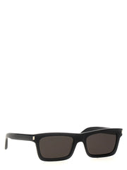 Vista lateral de las gafas de sol negras de Saint Laurent que muestra las patillas de acetato elegantes y la silueta refinada del diseñador.