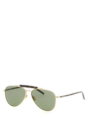 Gros plan de la texture en acétate de qualité et du travail artisanal précis de la charnière sur les lunettes de soleil Saint Laurent.