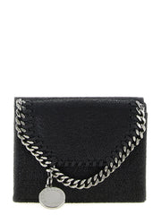 Vista frontal de un tarjetero negro de Stella McCartney que presenta el icónico adorno de cadena Falabella en tono plateado.