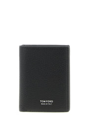Vista frontal de una tarjetero de piel de becerro negra de Tom Ford con logo en relieve tono dorado y múltiples ranuras para tarjetas.