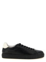 Biało-czarne sneakersy Versace z cielęcej skóry o niskim profilu w wyrafinowanej palecie kolorów, widok z przodu dla kolekcji AmeOro.