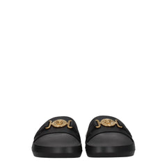 Vista trasera de las chanclas negras de Versace que resaltan la cama para los pies de cuero suave y el diseño estructurado.