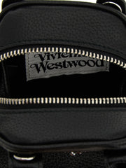 Detailaufnahme der Vivienne Westwood silberfarbenen Orb-Hardware auf dem strukturierten schwarzen Polyethylen-Material.