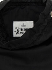 Detailaufnahme der Vivienne Westwood Orb-Beschläge und des komplizierten Webstuhls des schwarzen Viskose-Materials.