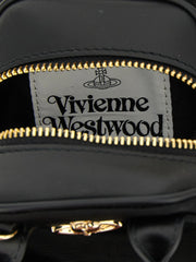 Närbild av Vivienne Westwoods handväska som visar den intricata texturen i svart viskos och silverbeslag.