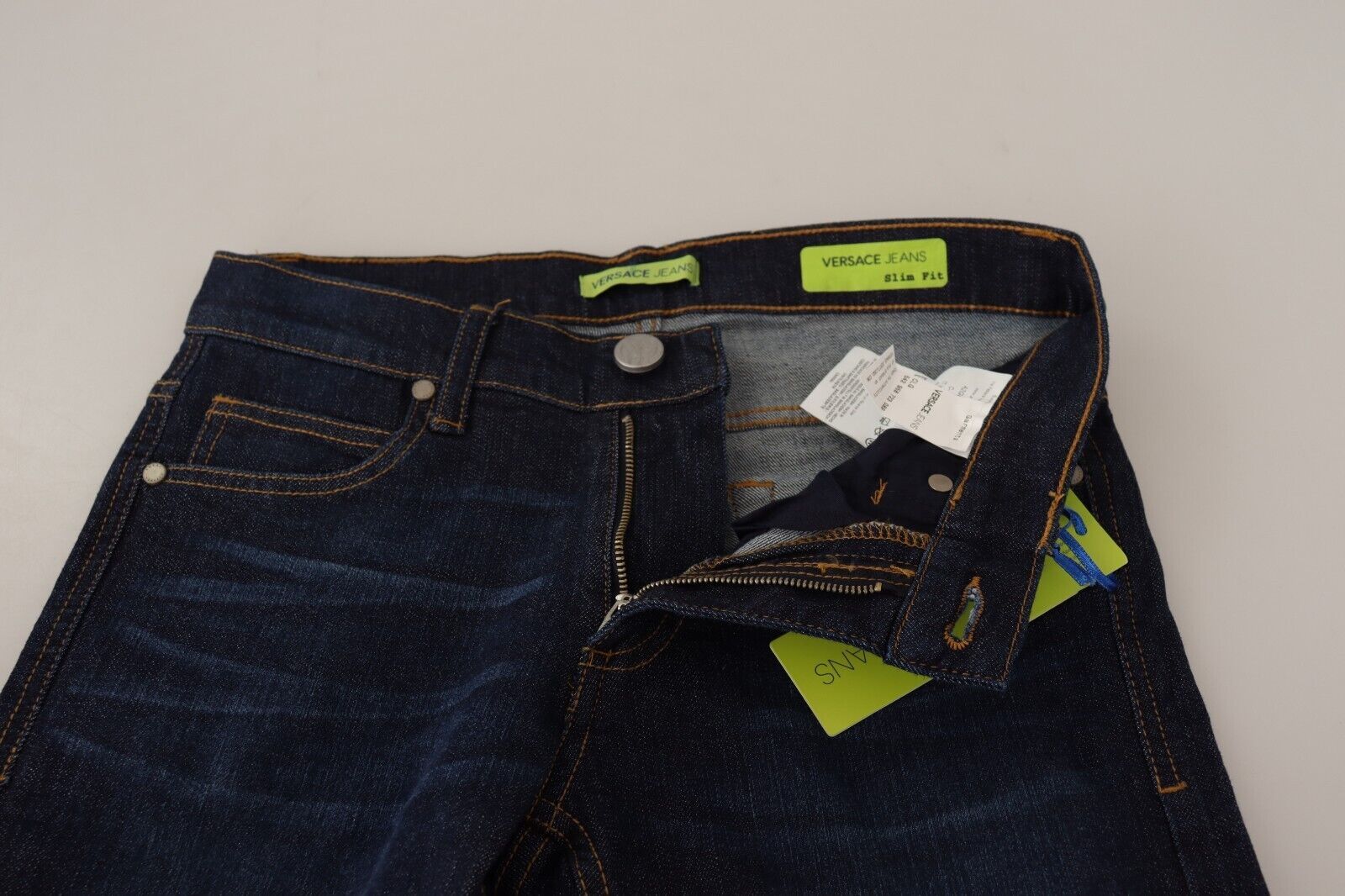 Jean Versace en denim bleu foncé, taille basse, en coton skinny.