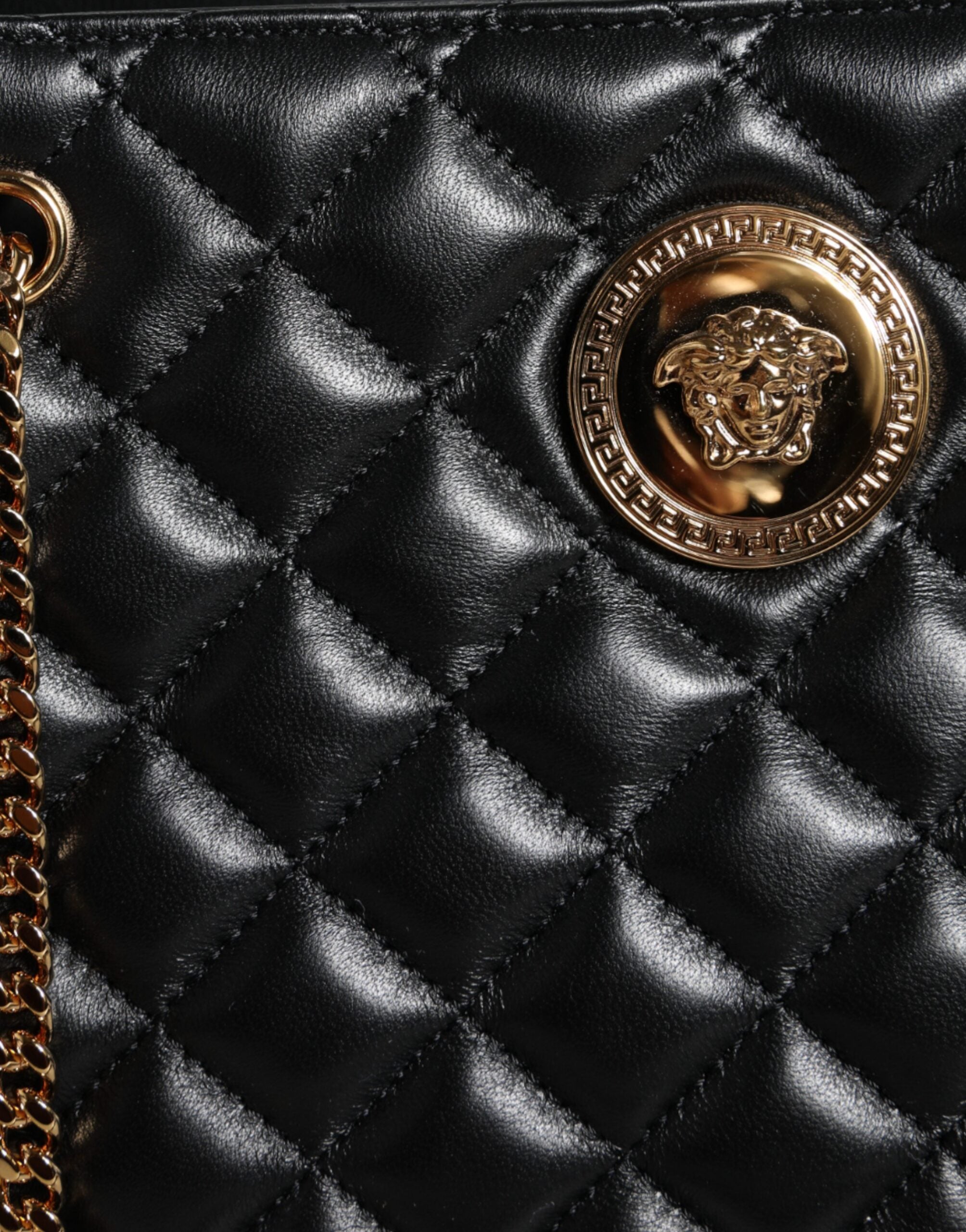 Sac à bandoulière chaîne Versace en cuir nappa matelassé noir