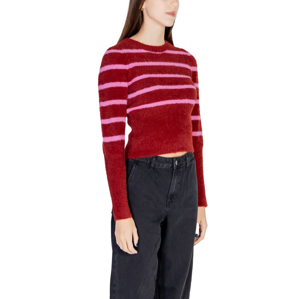 Nur roter Nylonpullover