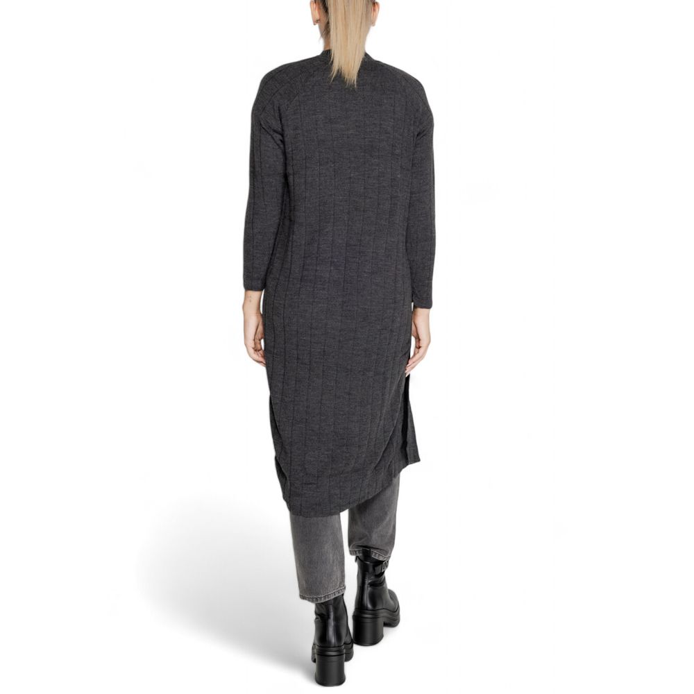 Nur graue Marabou-Strickjacke