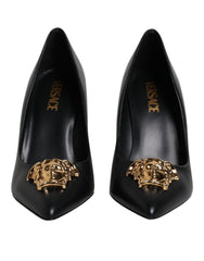 Escarpins Versace en cuir noir avec plaque logo