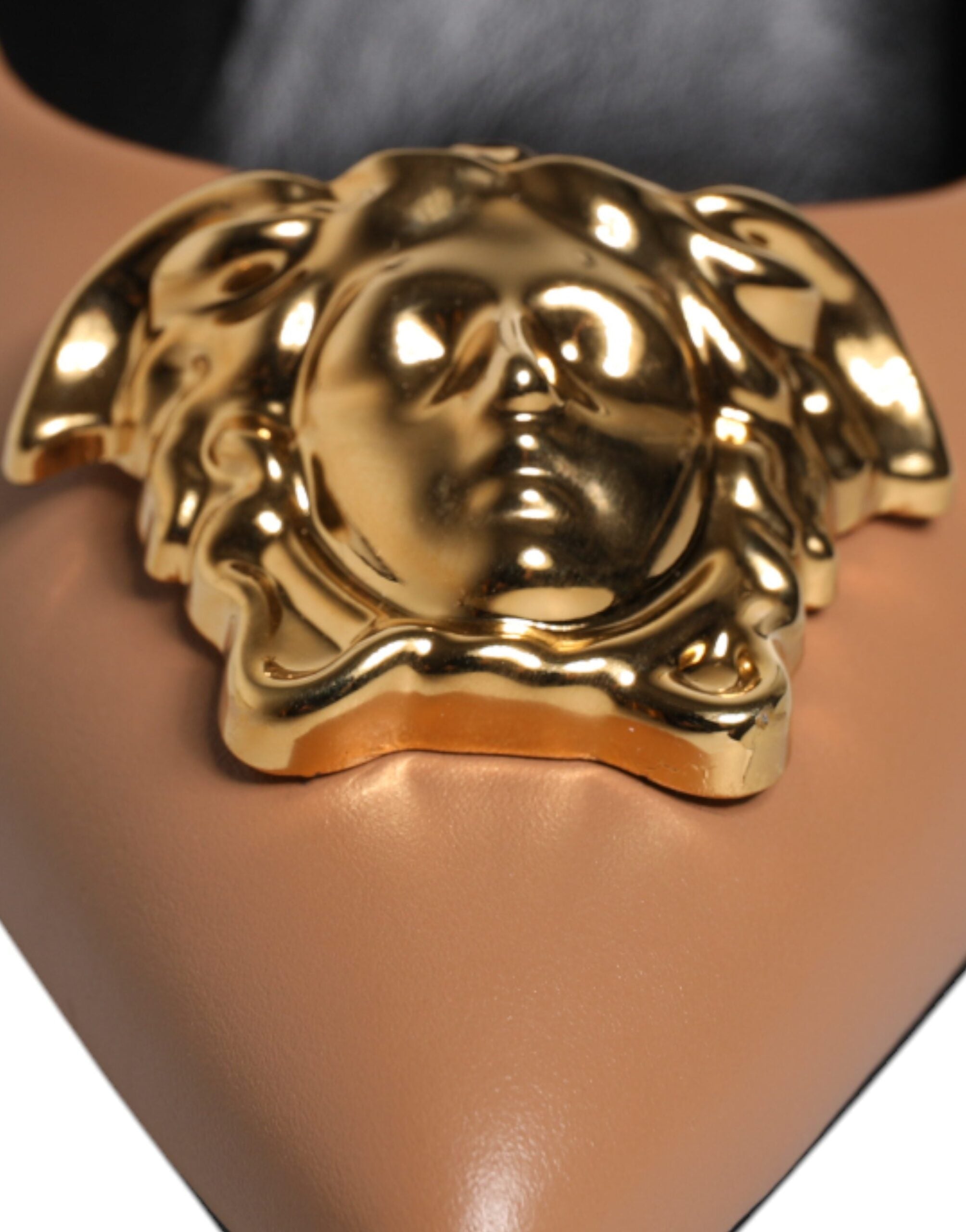 Escarpins Versace en cuir marron avec plaque logo