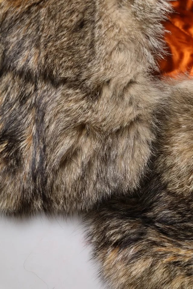 Écharpe Dolce &amp; Gabbana marron en fourrure, col montant et épaules dénudées.