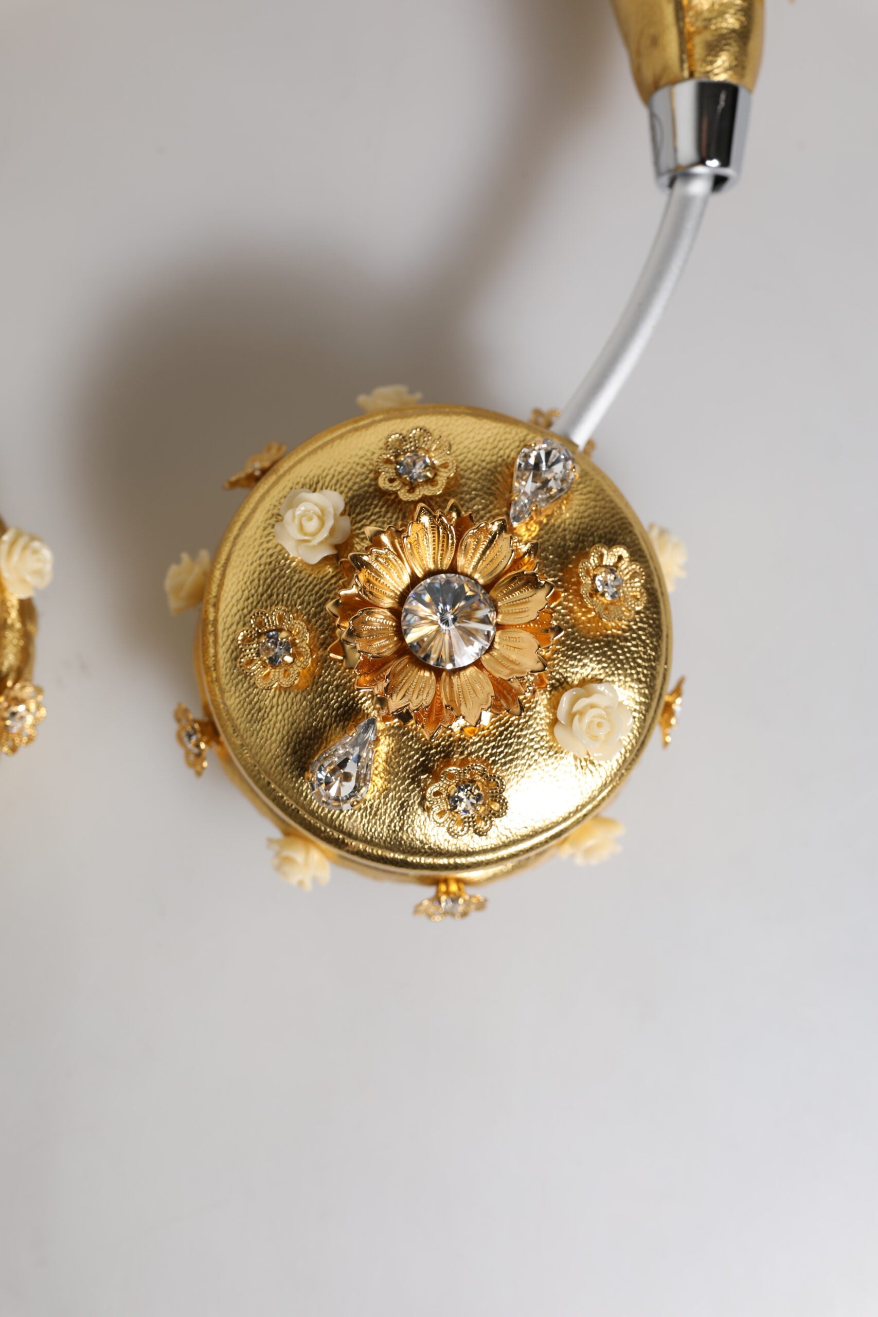 Écouteurs Dolce &amp; Gabbana en cuir doré avec motif floral et cristaux en forme d'ange