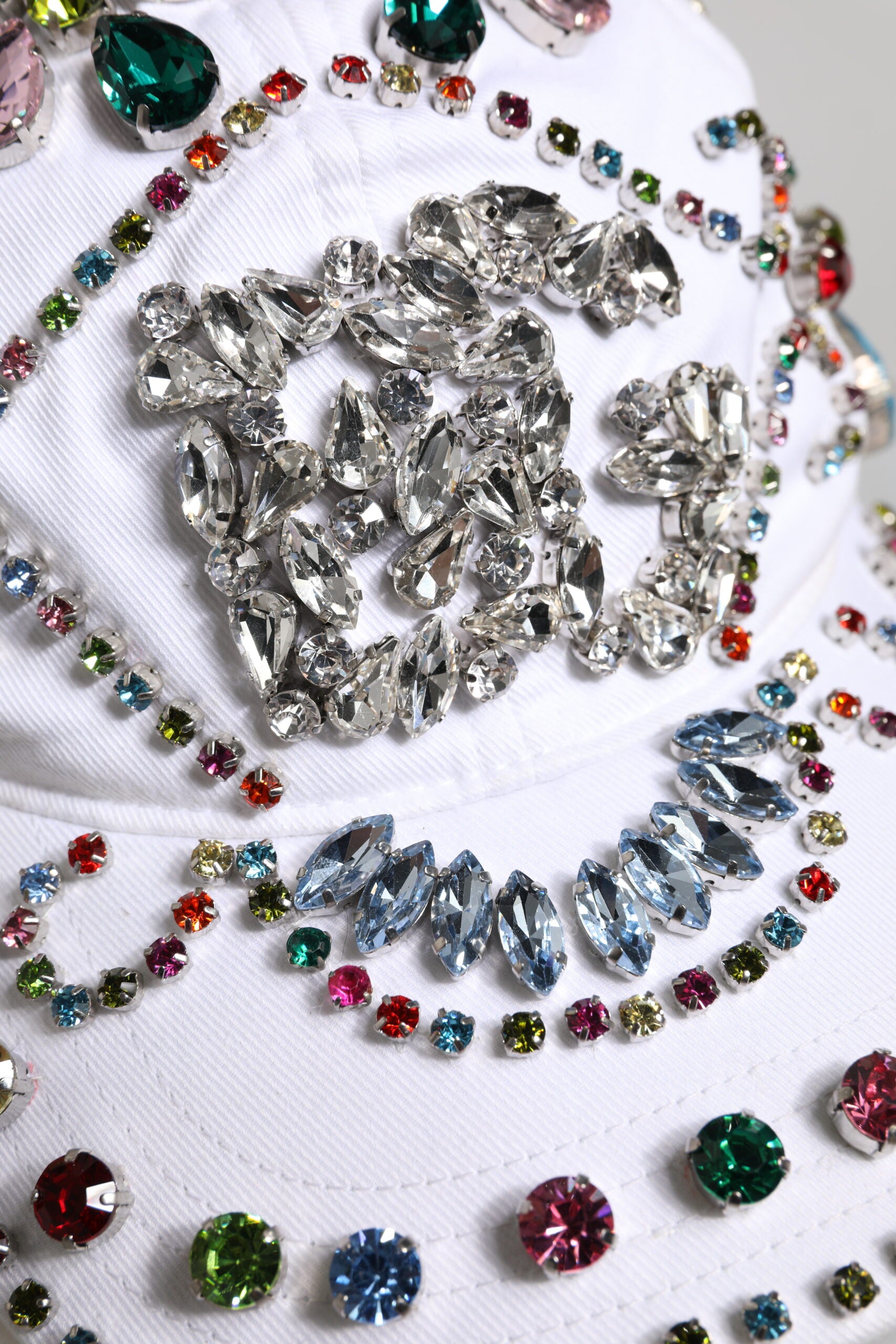 Casquette de baseball Dolce &amp; Gabbana blanche ornée de cristaux multicolores