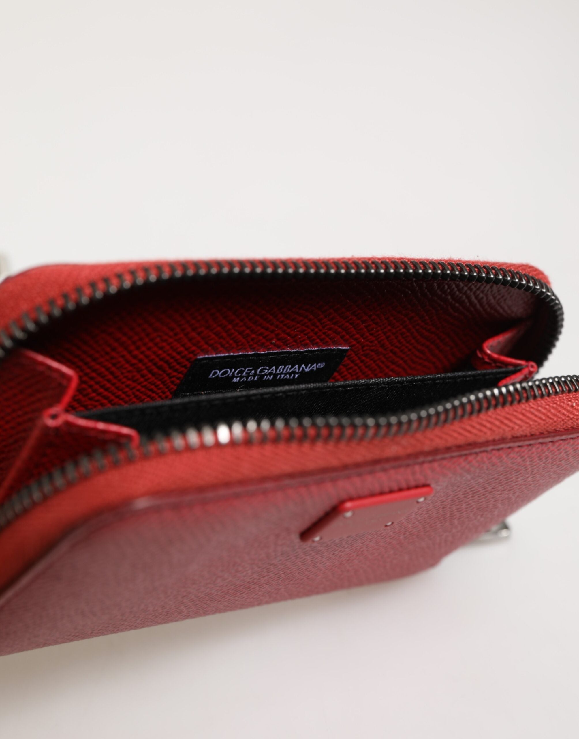 Porte-monnaie Dolce &amp; Gabbana en cuir rouge avec fermeture éclair et plaque logo pour homme