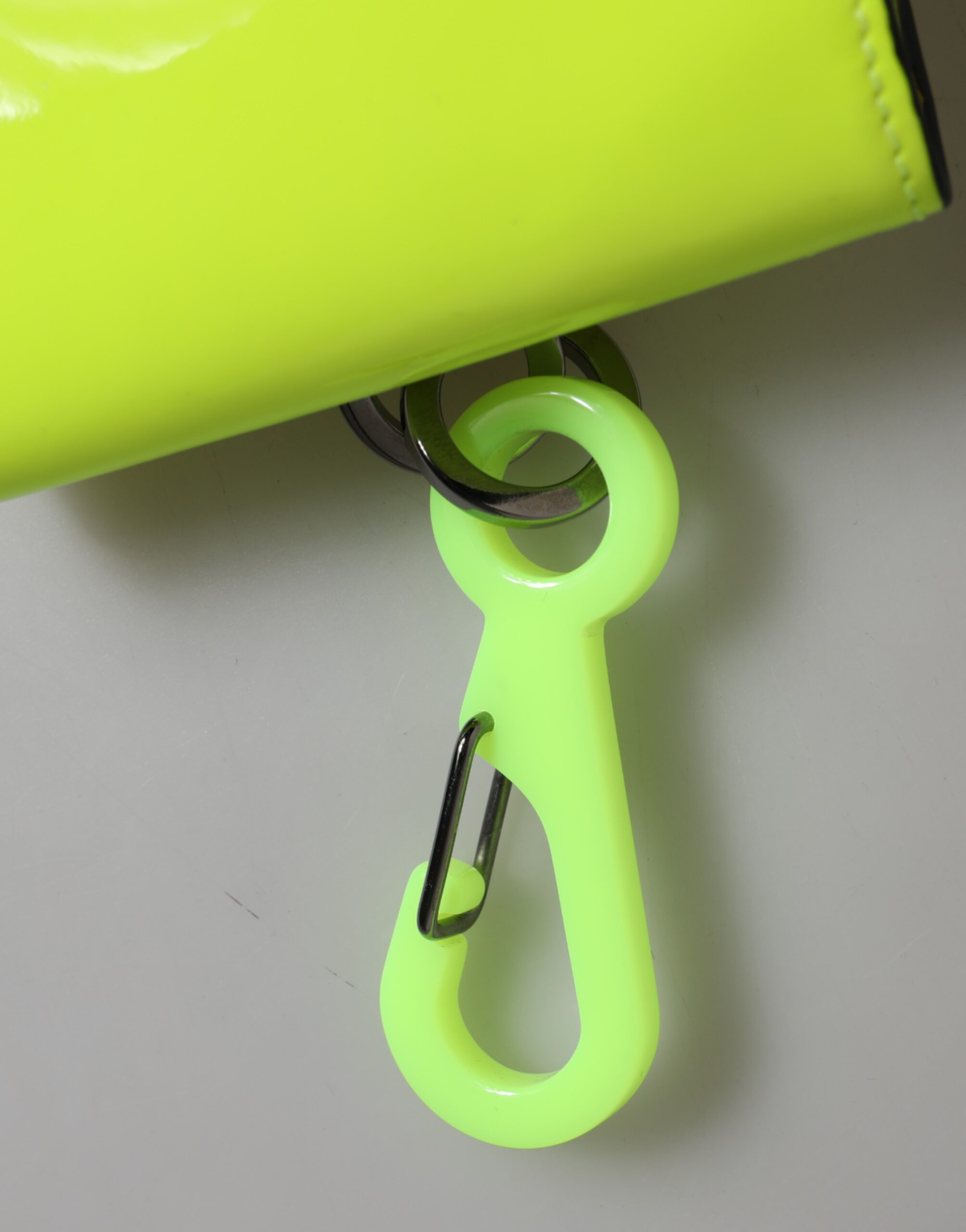 Portefeuille Dolce &amp; Gabbana jaune et vert à deux volets avec logo DG et cordon tour de cou, porte-cartes