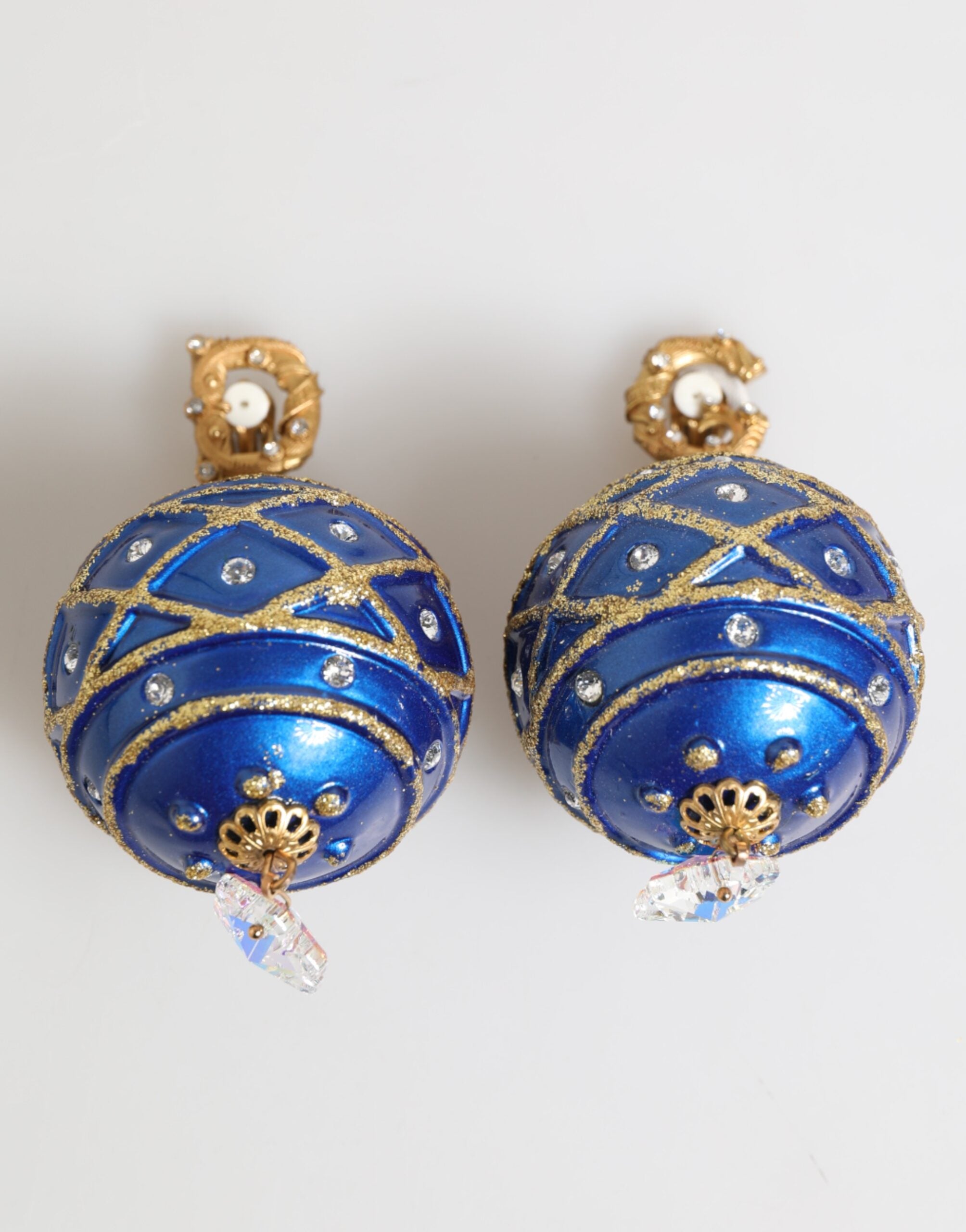 Boucles d'oreilles à clip Dolce &amp; Gabbana en laiton doré, boule de Noël bleue et cristal.