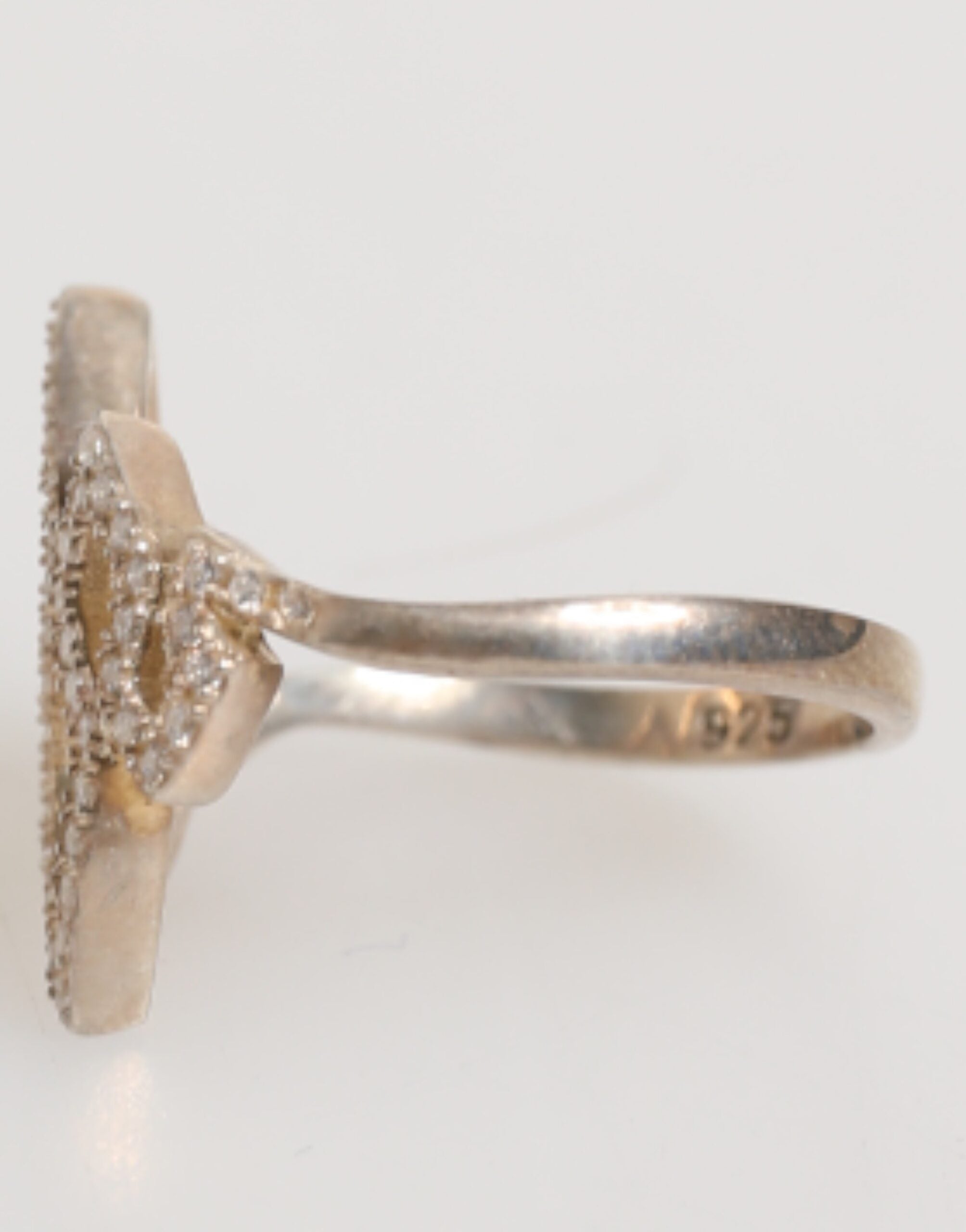 Bague Nialaya en forme de diamant géométrique sertie de cristaux CZ pavés