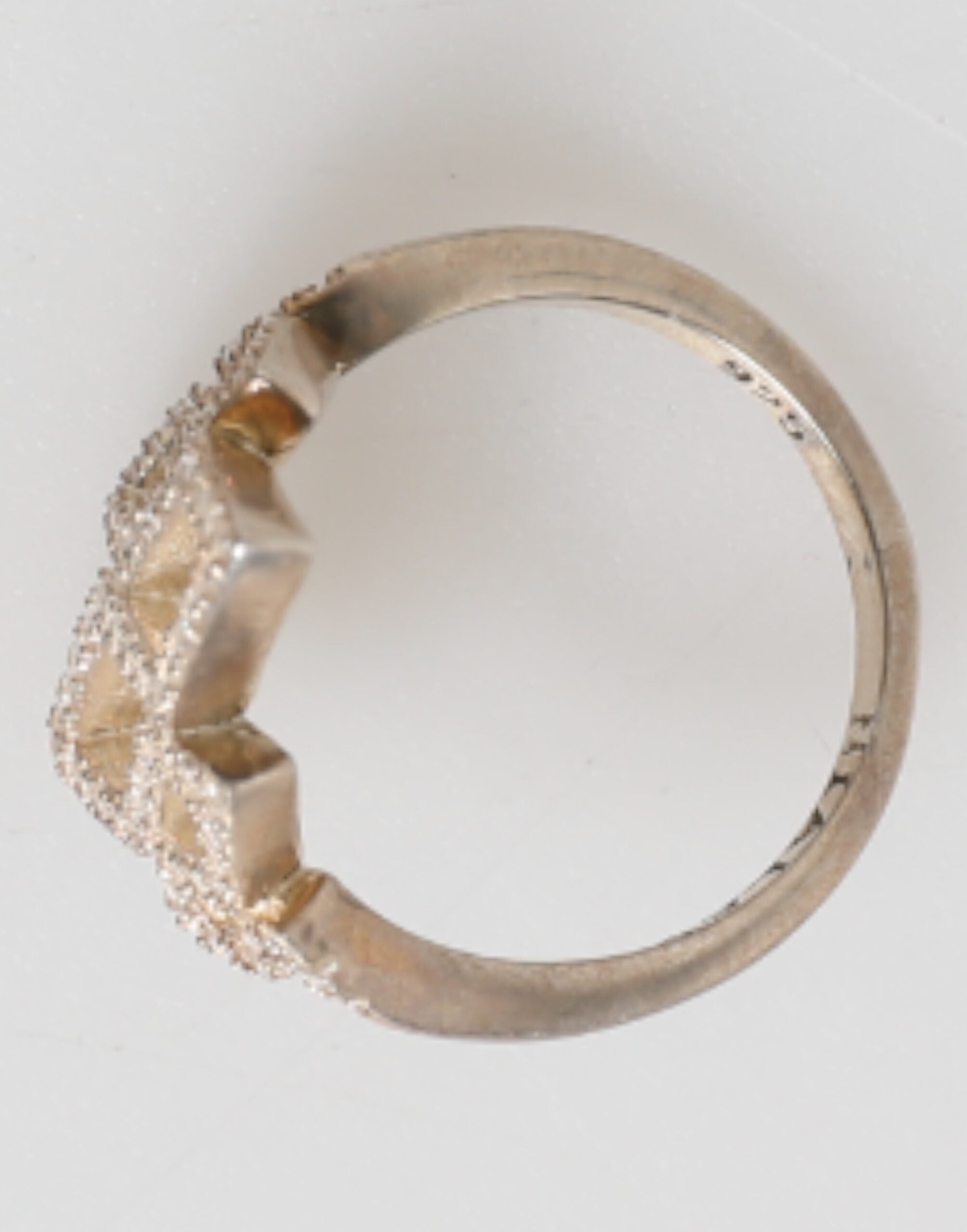 Bague Nialaya en forme de diamant géométrique sertie de cristaux CZ pavés