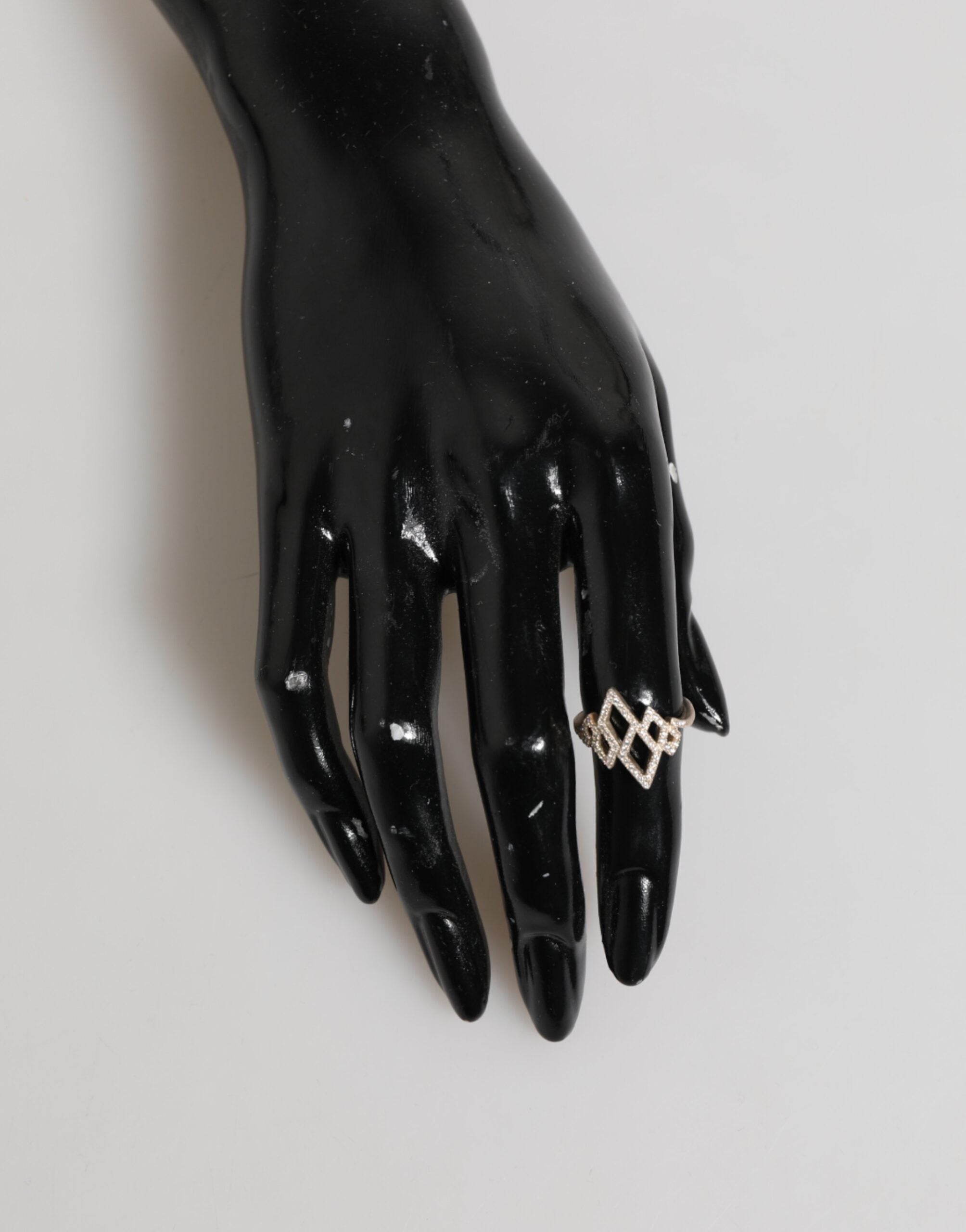 Bague Nialaya en forme de diamant géométrique sertie de cristaux CZ pavés