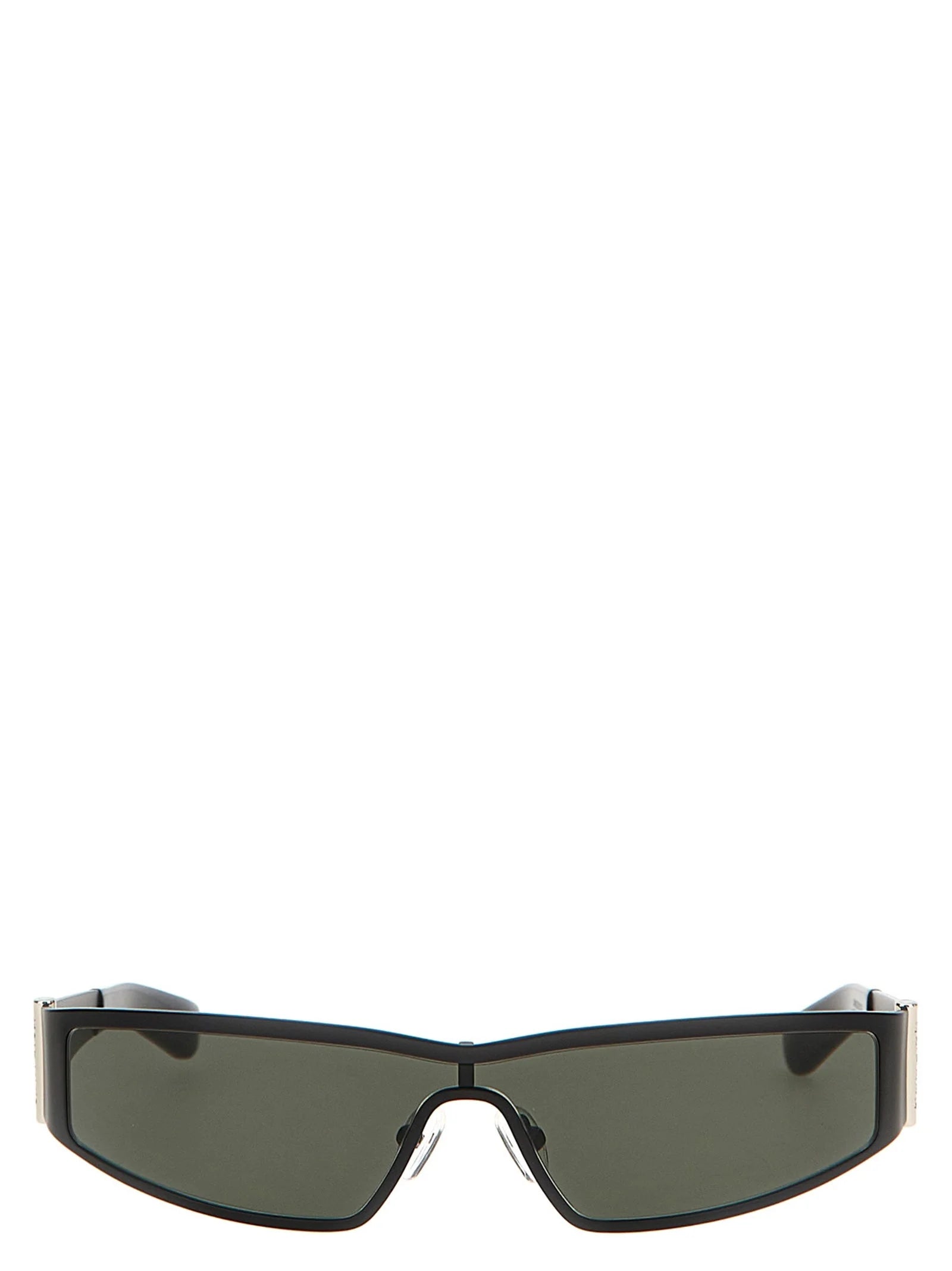 Vista frontal dos óculos de sol pretos Alexander McQueen com armação retangular ousada e lentes de cor escura.