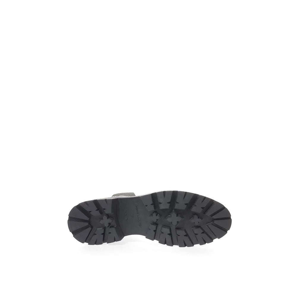 פרופיל צד של מגפי עור לנשים של Alexander McQueen עם סוליה לבנה בניגוד בולט ותג משיכה.