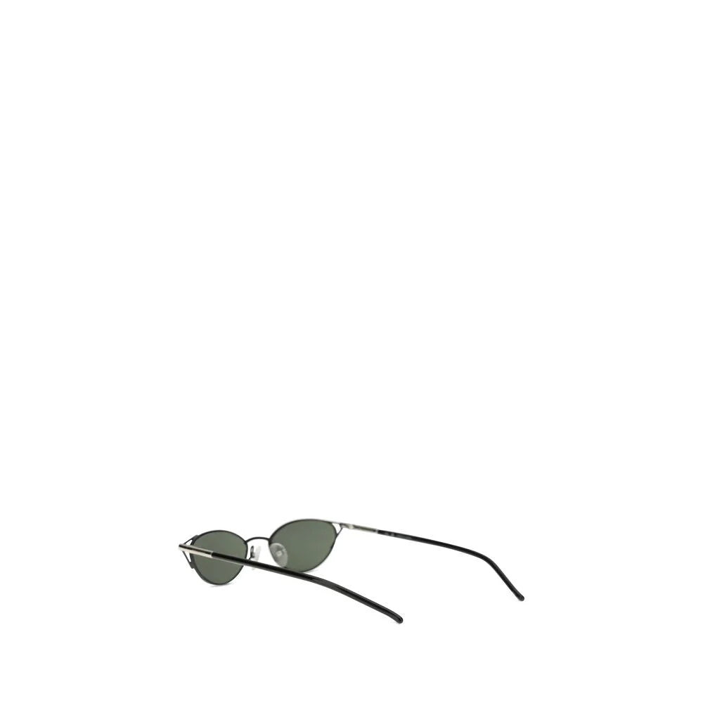 Close-up dos óculos de sol Alexander McQueen pretos em metal, exibindo o preciso artesanato e o acabamento premium das lentes.