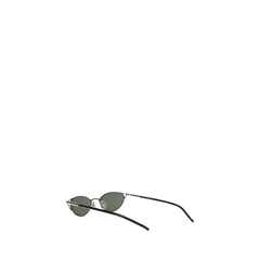 Close-up dos óculos de sol Alexander McQueen pretos em metal, exibindo o preciso artesanato e o acabamento premium das lentes.
