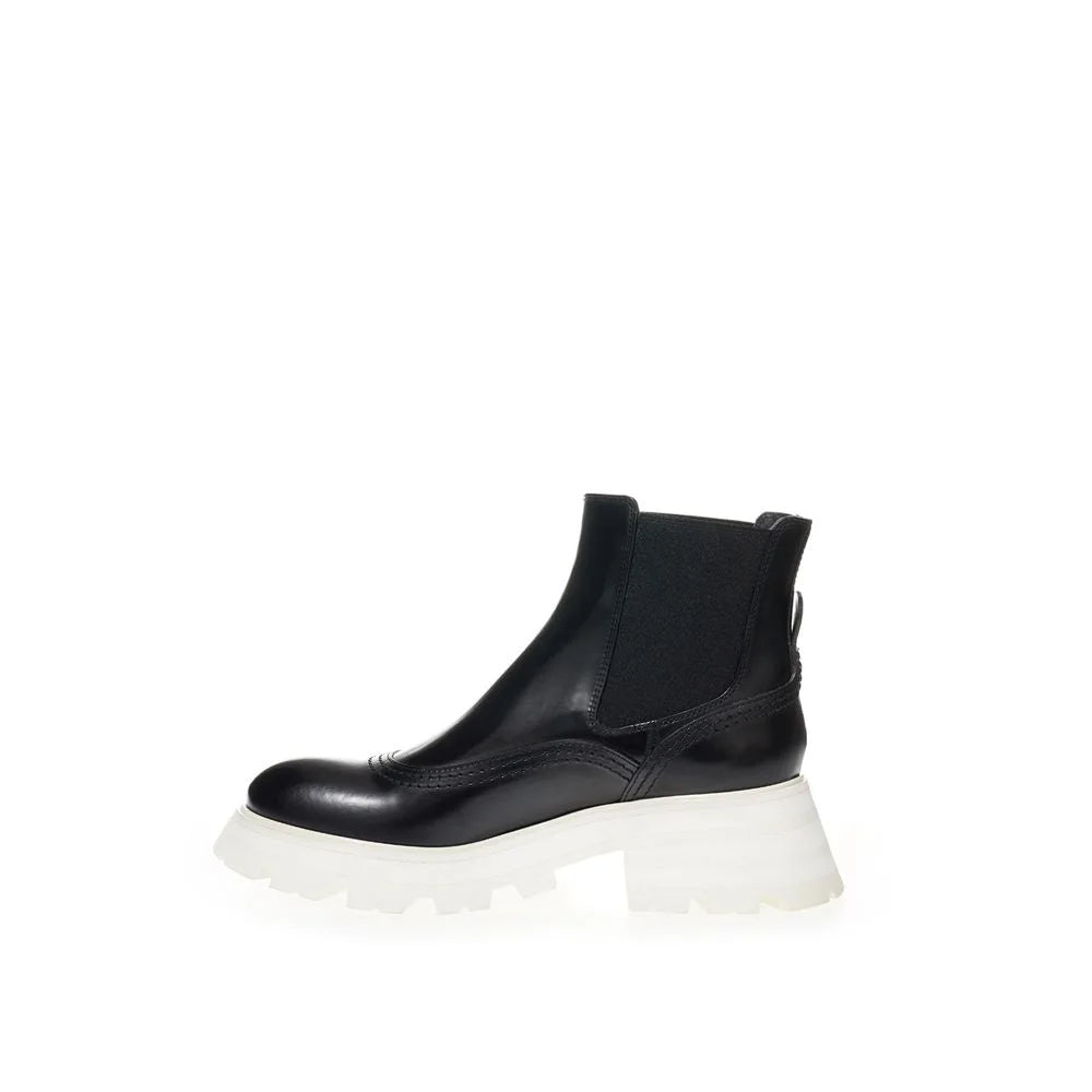 Alexander McQueen Elegant Leather Boots in Timeless Black - Boots