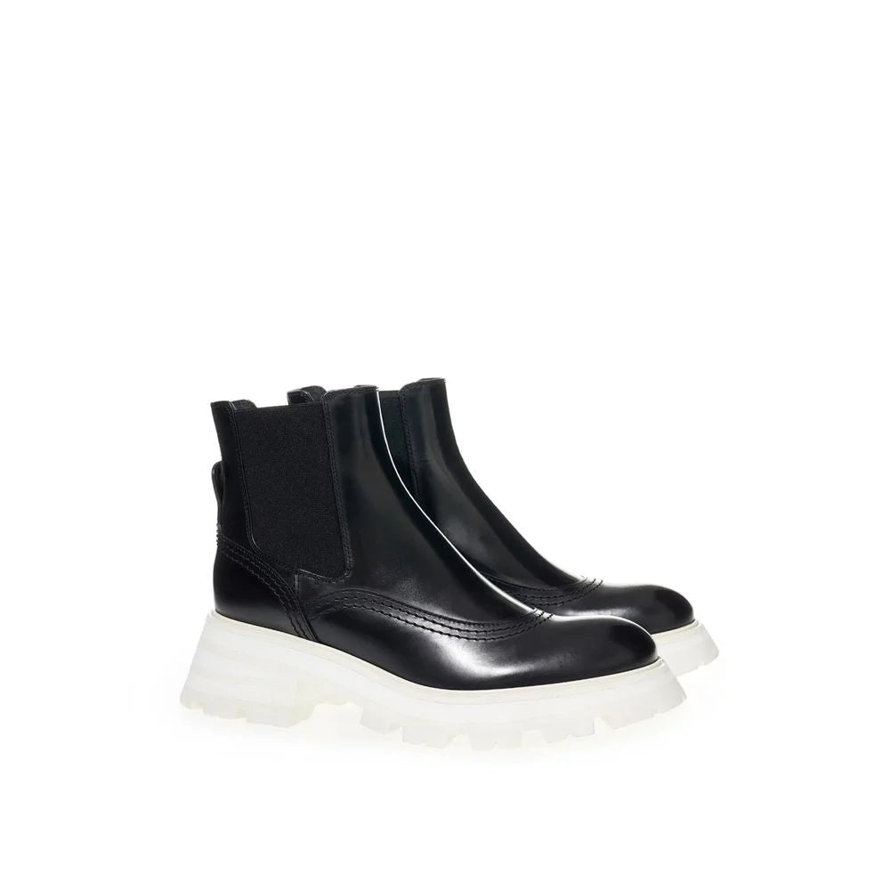 Alexander McQueen Elegant Leather Boots in Timeless Black - Boots