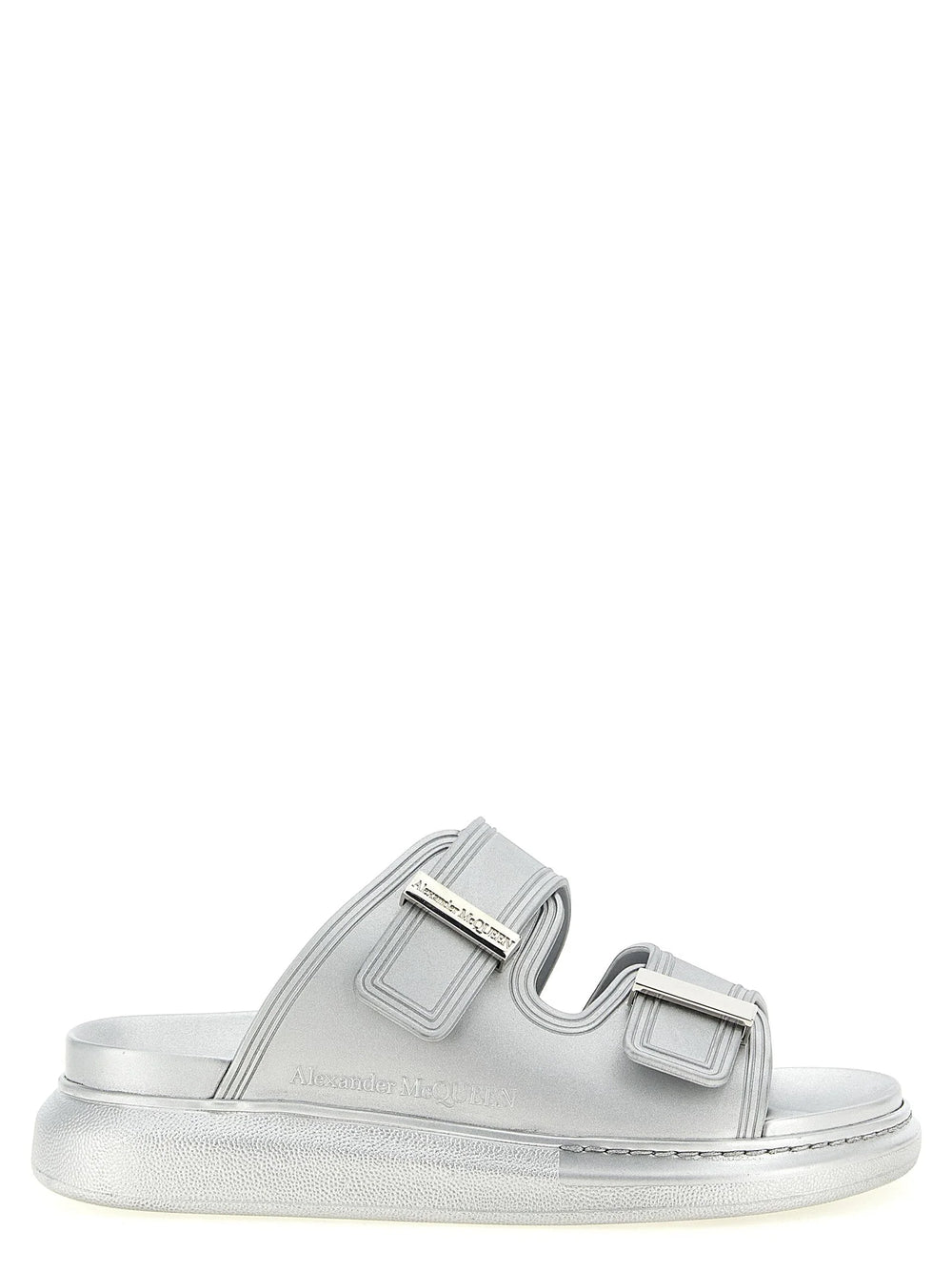 Alexander McQueen sølvfarvede gummisandaler med en bred logo-præget rem og ergonomisk fodseng for raffineret komfort.