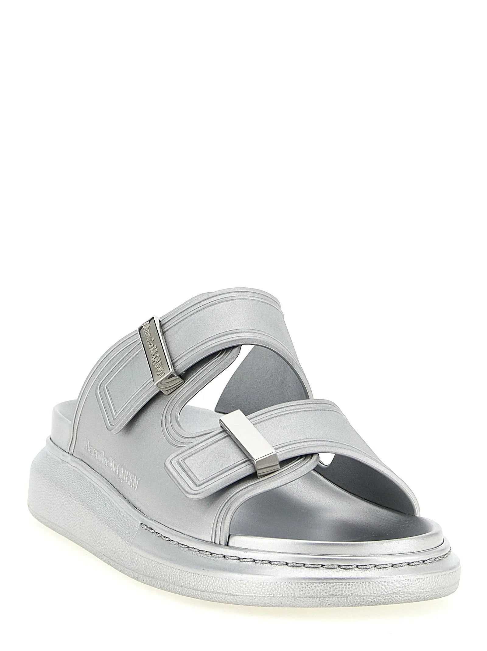 Sideprofil af Alexander McQueen metalliske sølvfarvede sandaler, der viser den chunky konturerede sål og minimalistiske silhuet.