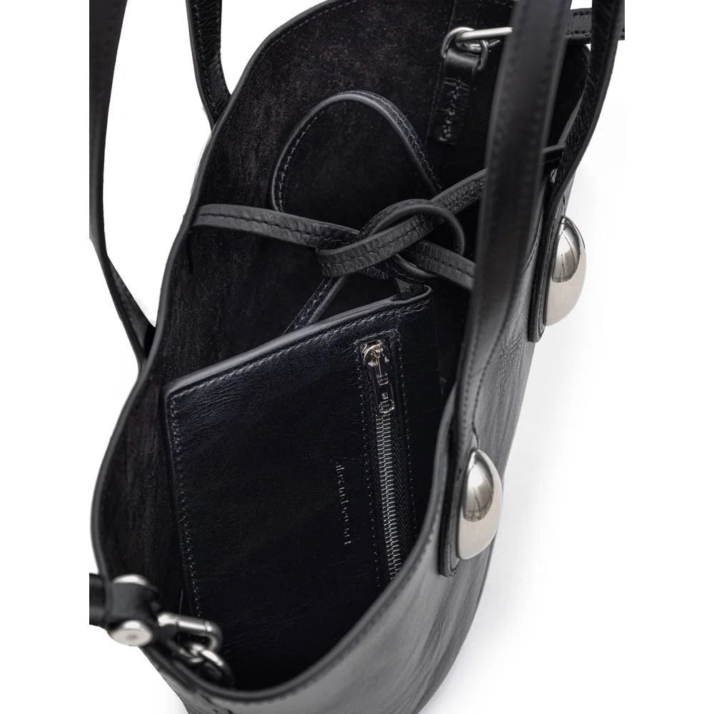 Close-up da textura de couro preto premium e da costura tonal na bolsa de ombro de grife Alexander Wang.