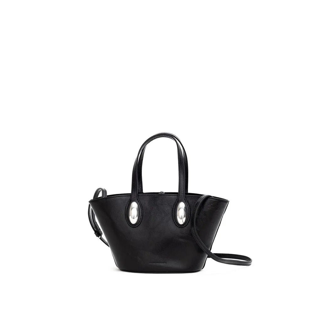 Vista frontal da bolsa de ombro de couro preta Alexander Wang com silhueta estruturada e ferragens minimalistas.