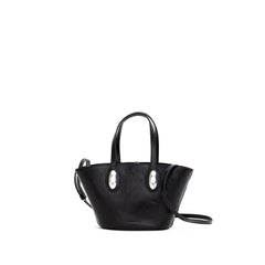 Vista frontal da bolsa de ombro de couro preta Alexander Wang com silhueta estruturada e ferragens minimalistas.