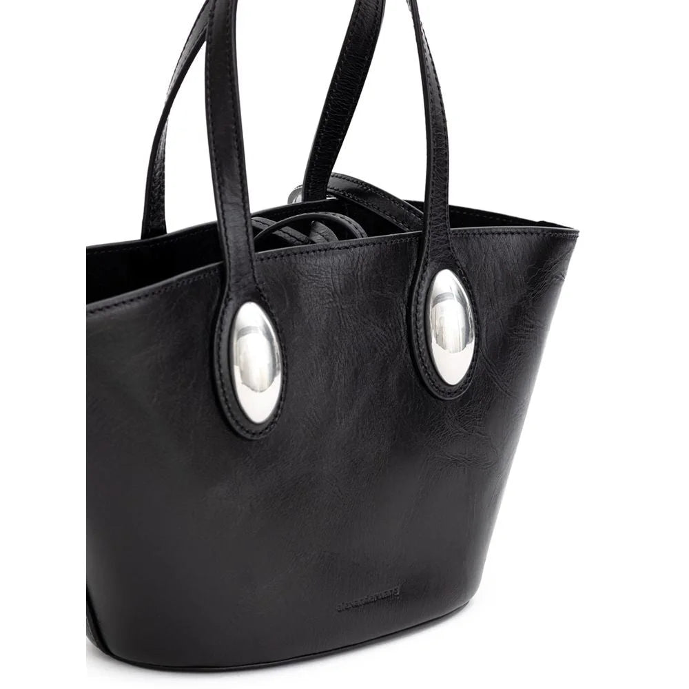 Foto detalhada do interior da bolsa de ombro Alexander Wang e do fecho seguro, demonstrando o luxo funcional da marca.