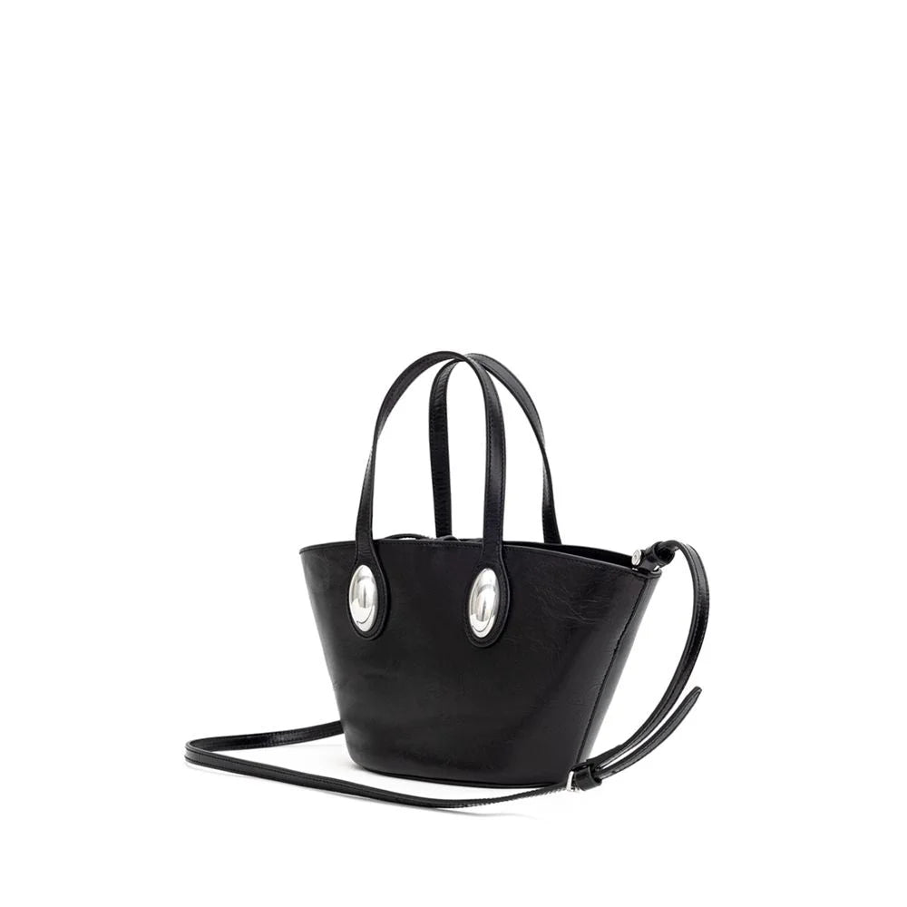 Vista traseira da bolsa Alexander Wang em couro preto liso, destacando as linhas limpas e arquitetônicas.