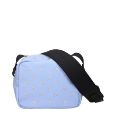 Πίσω όψη της τσάντας crossbody Alexander Wang σε ανοιχτό μπλε ύφασμα, που αναδεικνύει τις καθαρές γραμμές και την ομοχρωματική ραφή.