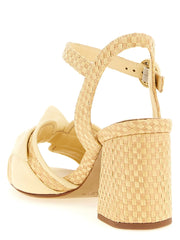 Baksiden av de tofargede ku skinn sandalene fra Alexandre Birman som fremhever den strukturerte hælen og premium finishen.