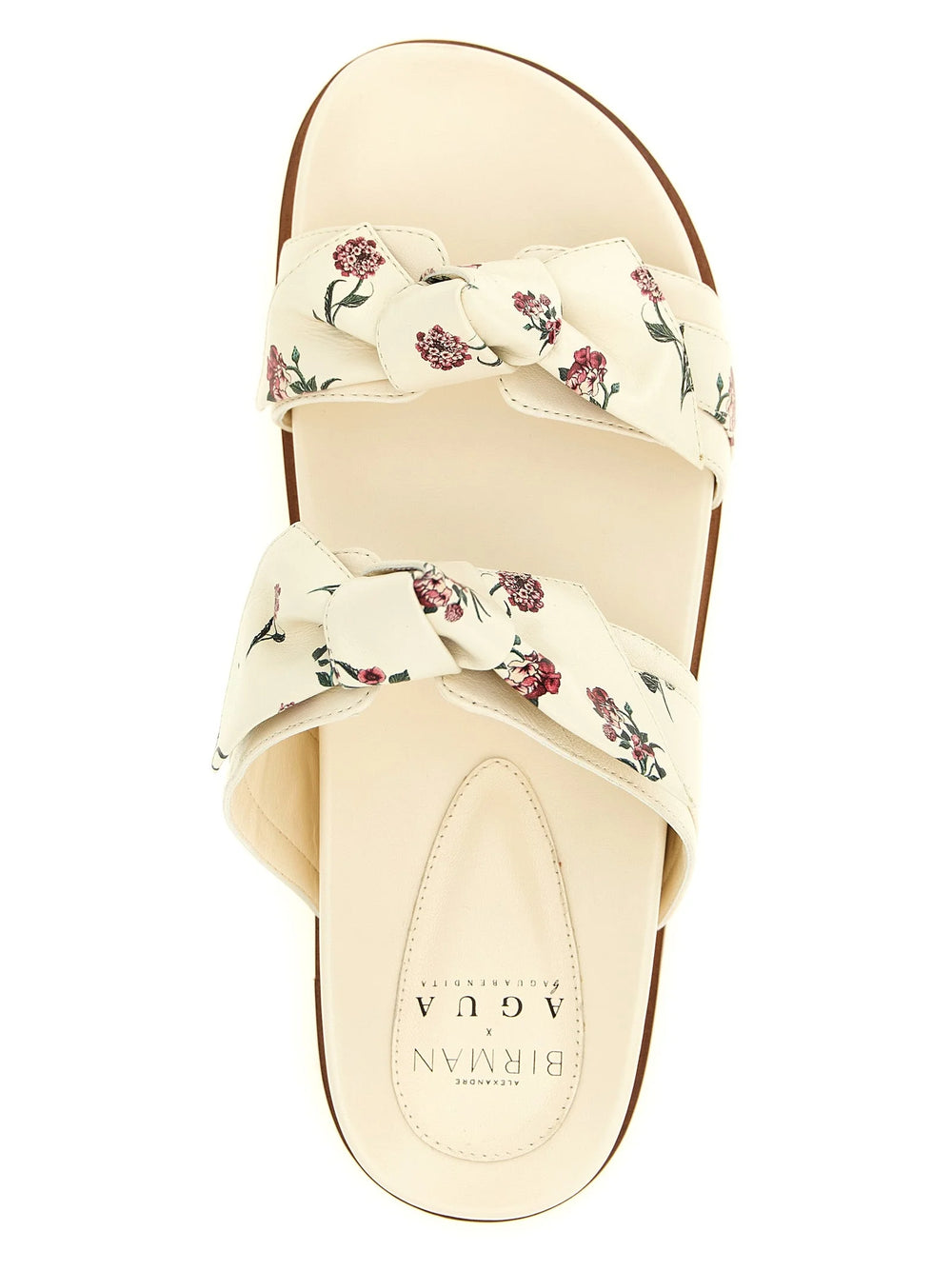 Detalle de la textura del cuero vaca y el detalle de nudo artesanal en sandalias de verano Alexandre Birman de lujo.
