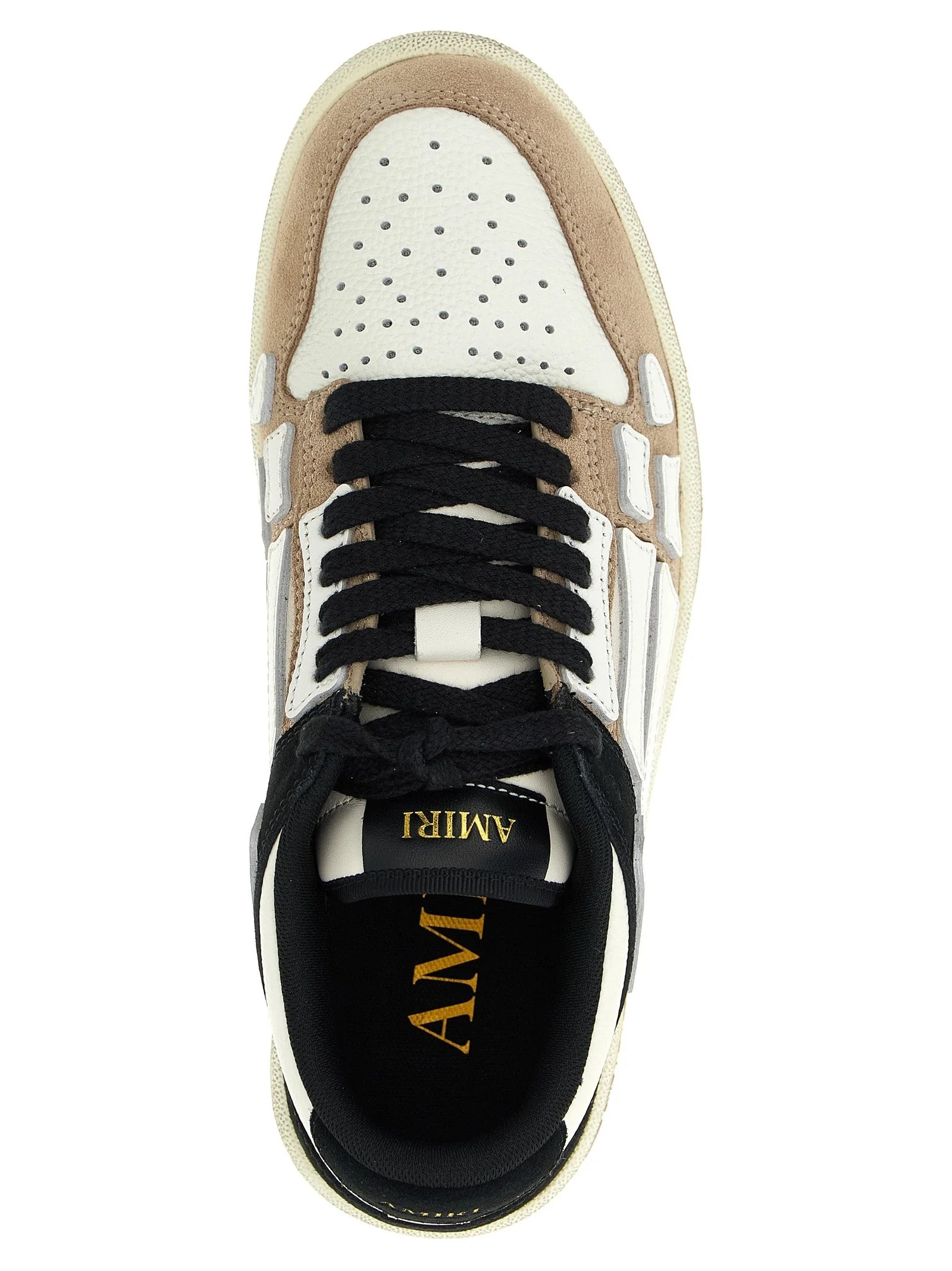 Detalle de las zapatillas multicolor Amiri, revelando el grano natural del cuero de vaca y el acabado meticuloso con cordones.