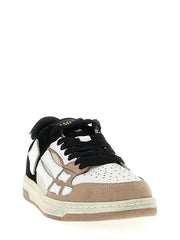 Perfil lateral de las zapatillas multicolor de vaca Amiri, mostrando la costura precisa y la construcción de suela de goma elevada.