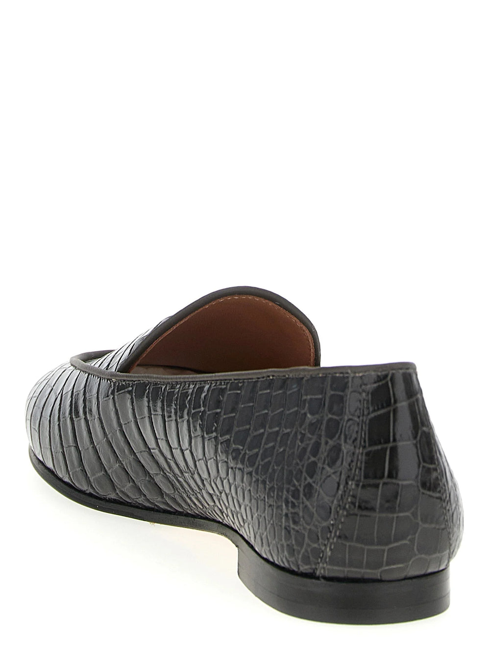 מבט אחורי של נעלי הסליפ-און של Aquazzura, המדגיש את מבנה העקב המחוזק וגימור עור העגל החלק.