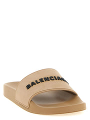 פרופיל צד של כפכפי הנשים מבז' מבית Balenciaga, המציג את הסוליה הארכיטקטונית ואת הגימור המאט החלק.